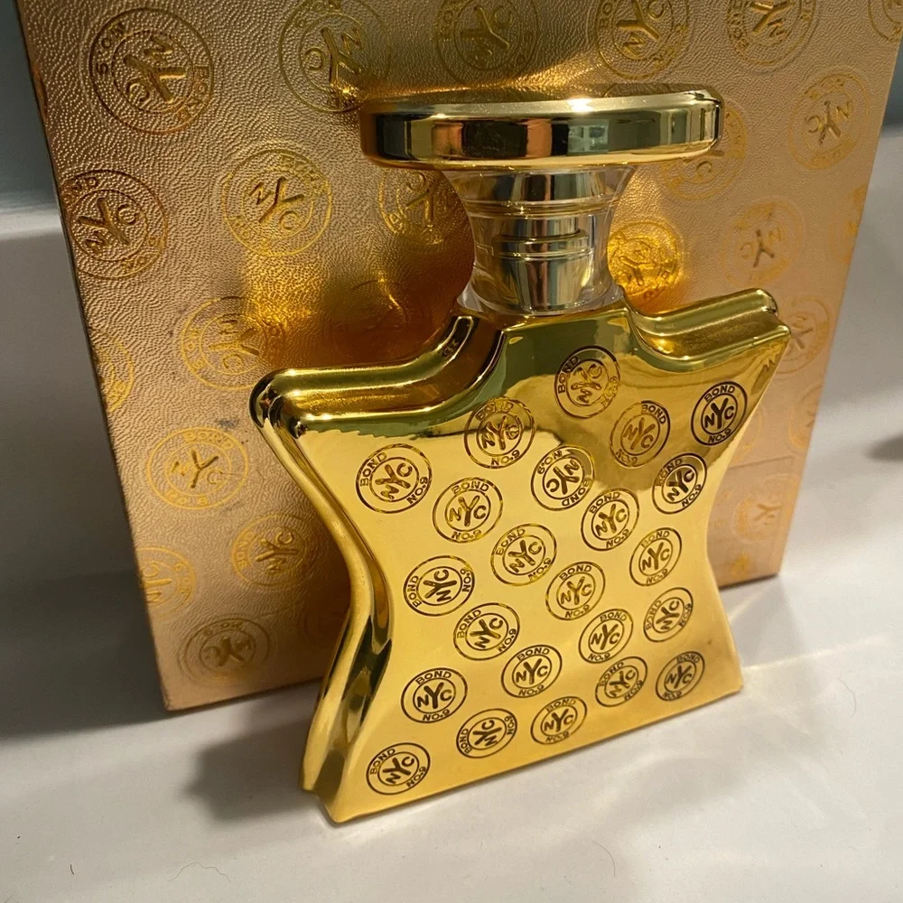 Bond No.9 New York
Bond No. 9 Signature Perfume - 3.3oz - Picture 3 of 5